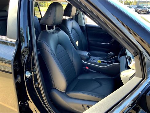 Used 2024 Toyota Highlander XLE image 7