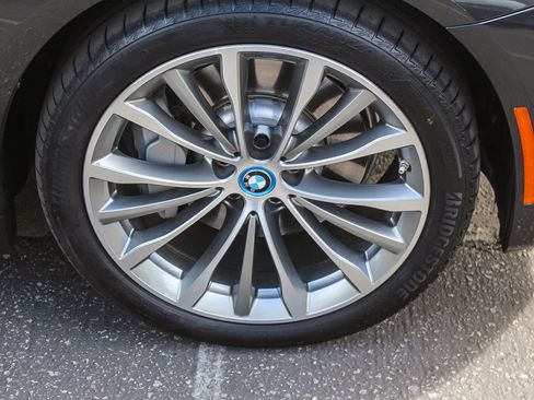 Used 2022 BMW 530e w/ Convenience Package image 9