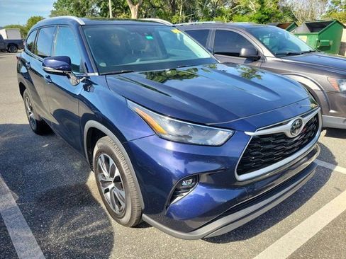 Used 2022 Toyota Highlander XLE image 2