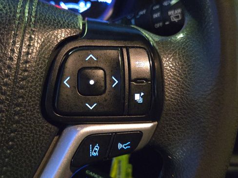 Used 2019 Toyota Highlander LE FWD image 28