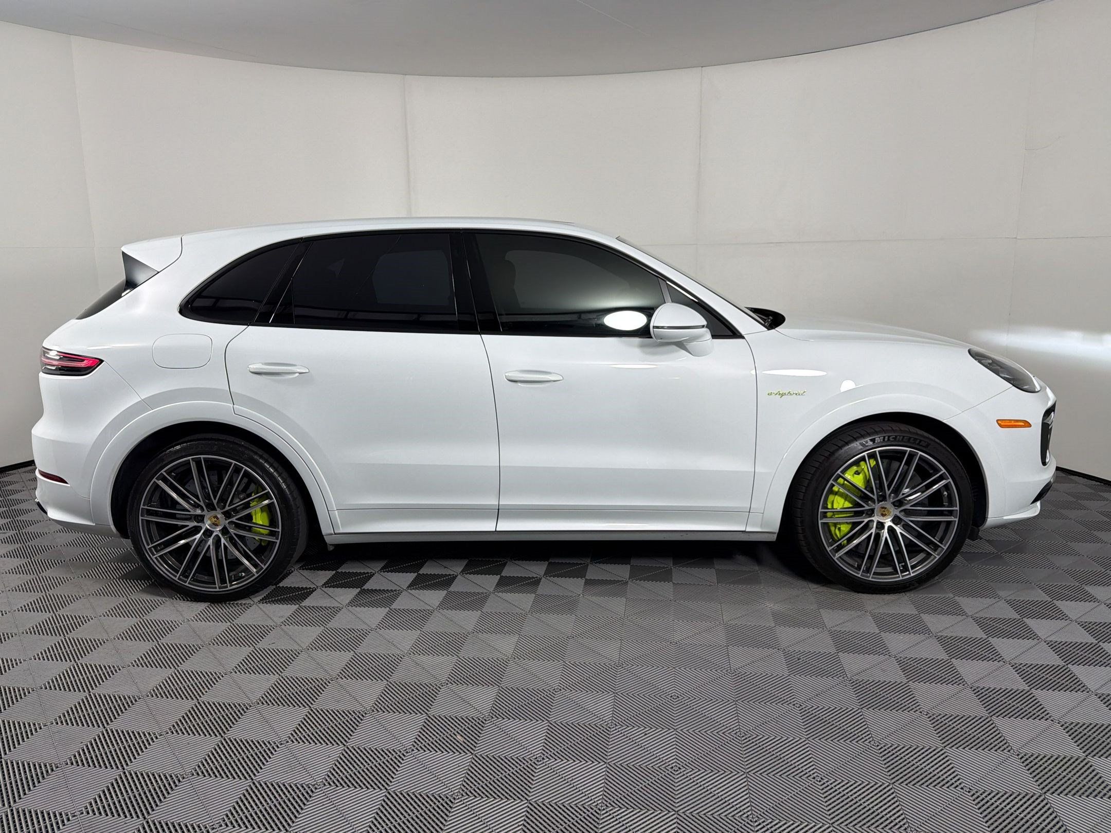 Certified 2022 Porsche Cayenne Turbo S AWD/4WD image 8