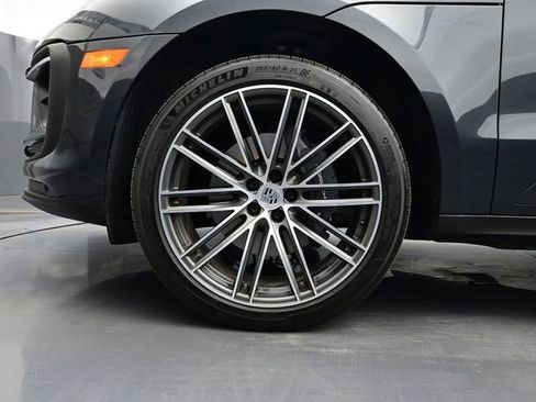 Certified 2025 Porsche Macan AWD/4WD image 6