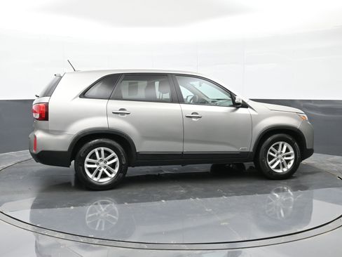 Used 2014 Kia Sorento LX image 9