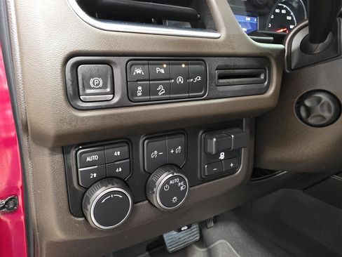 Used 2021 Chevrolet Suburban Z71 w/ Z71 Signature Package AWD/4WD image 15