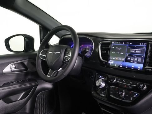 Used 2025 Chrysler Pacifica Select FWD image 32