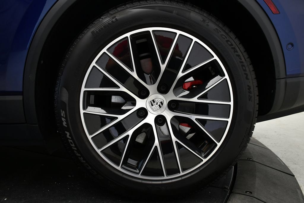 Certified 2025 Porsche Macan 4S Electric AWD/4WD image 17