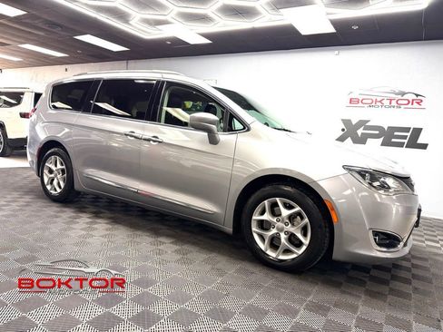 Used 2017 Chrysler Pacifica Touring-L w/ Tire & Wheel Group FWD image 1
