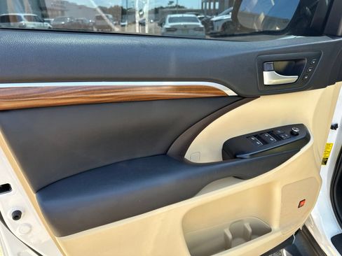 Used 2018 Toyota Highlander Limited FWD image 13