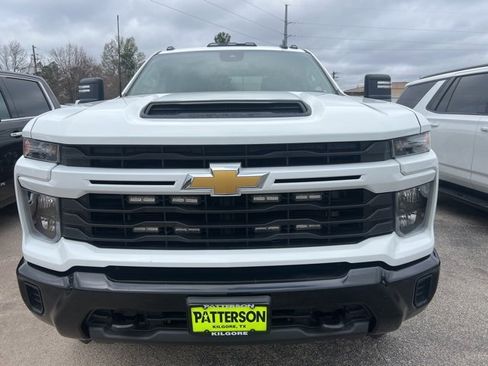 Used 2024 Chevrolet Silverado 2500 Custom w/ Custom Value Package image 3