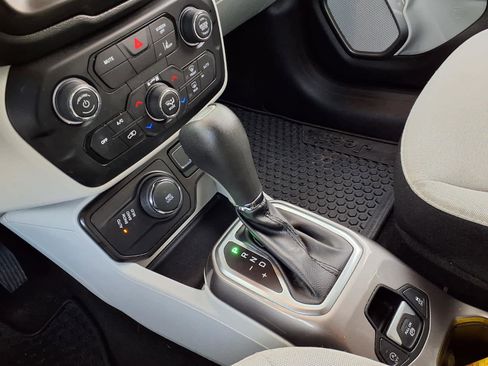 Used 2022 Jeep Renegade Latitude w/ Convenience Group image 18