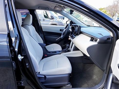 Used 2022 Toyota Corolla Cross L image 12