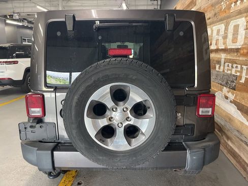 Used 2017 Jeep Wrangler Unlimited Sahara w/ Connectivity Group image 7