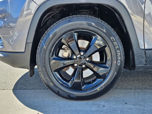 Used 2020 Jeep Cherokee Latitude Plus w/ Cold Weather Group AWD/4WD image 13