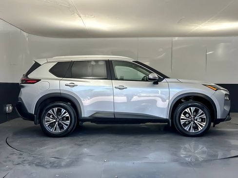 Used 2023 Nissan Rogue SV w/ SV Premium B Package FWD image 2