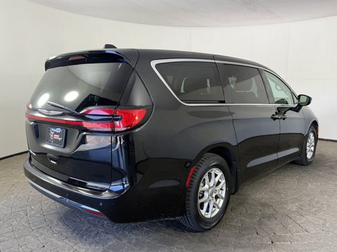 Used 2024 Chrysler Pacifica Touring-L FWD image 9