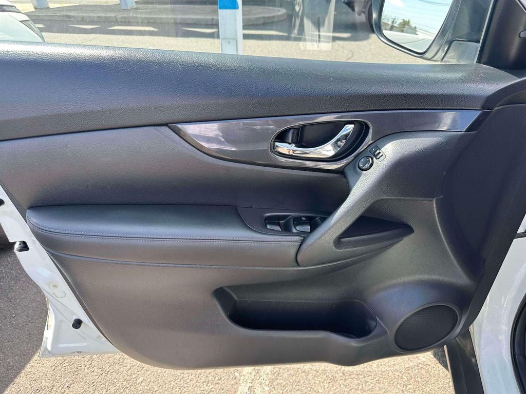 Used 2018 Nissan Rogue SV AWD/4WD image 15