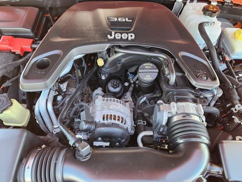 Used 2018 Jeep Wrangler Unlimited Sahara AWD/4WD image 15