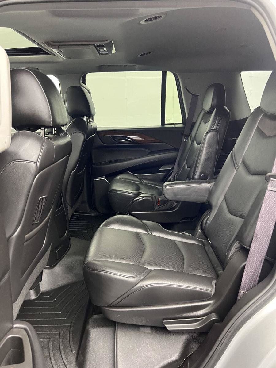 Used 2016 Cadillac Escalade Luxury AWD/4WD image 18