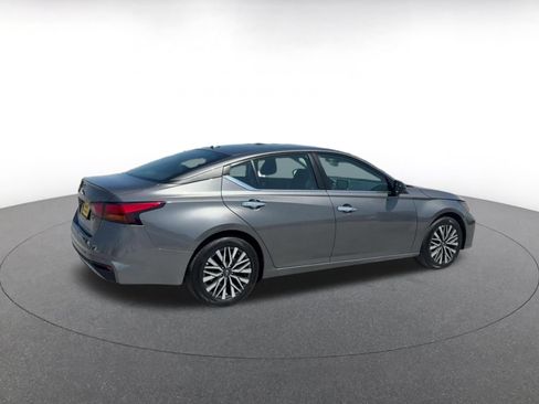 Used 2025 Nissan Altima 2.5 SV FWD image 15