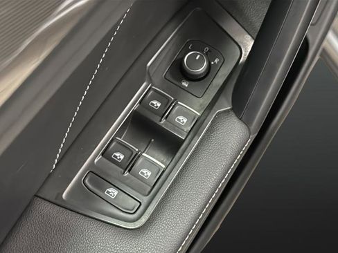 Used 2024 Volkswagen Tiguan SE R-Line image 29