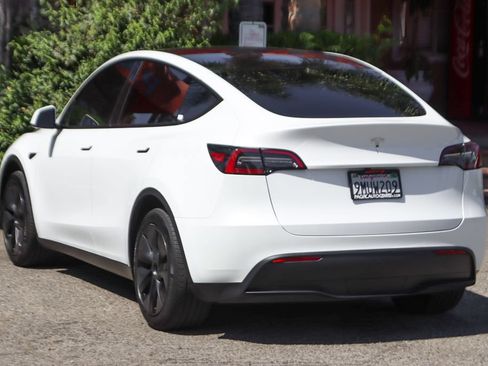 Used 2024 Tesla Model Y Long Range RWD image 6