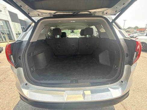 Used 2022 GMC Terrain SLE w/ Driver Convenience Package FWD image 8