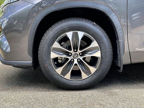 Used 2021 Toyota Highlander XLE AWD/4WD image 35