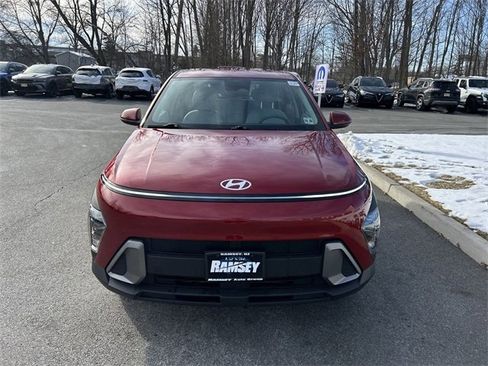 Used 2024 Hyundai Kona SE image 3