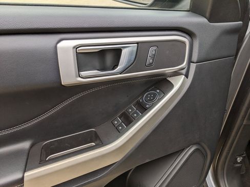 Used 2022 Ford Explorer XLT w/ Equipment Group 202A image 10