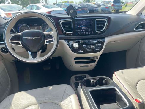 Used 2018 Chrysler Pacifica Limited w/ Tire & Wheel Group FWD image 8