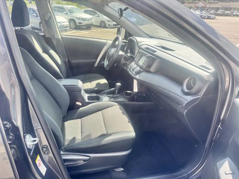 Used 2018 Toyota RAV4 LE FWD image 17
