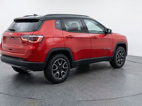 Used 2025 Jeep Compass Trailhawk AWD/4WD image 9