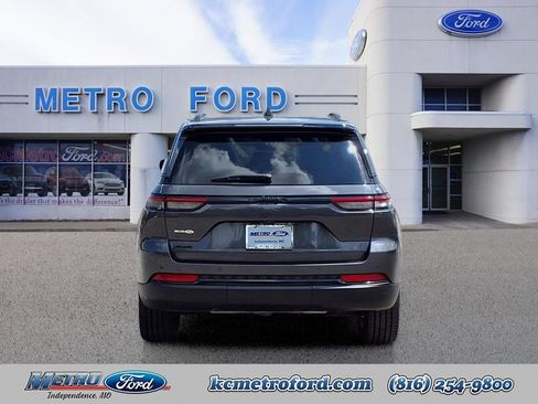 Used 2023 Jeep Grand Cherokee Altitude AWD/4WD image 4