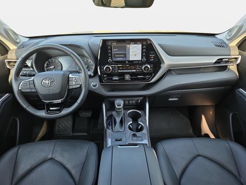 Used 2020 Toyota Highlander Limited FWD image 9