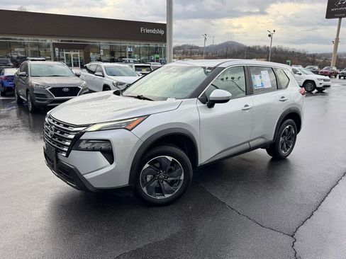 Used 2025 Nissan Rogue SV image 1