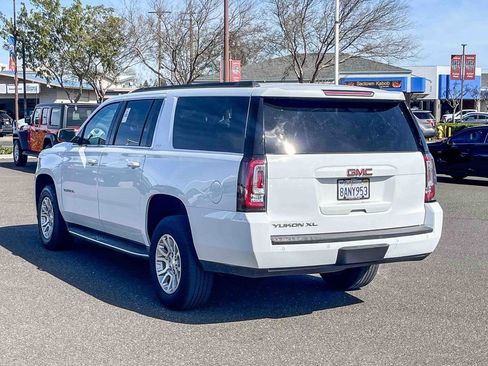 Used 2023 GMC Acadia AT4 image 2