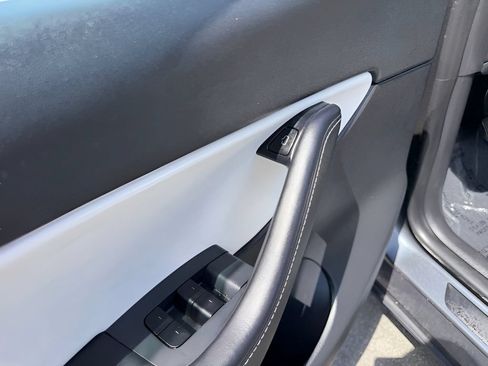Used 2021 Tesla Model Y Long Range AWD/4WD image 17