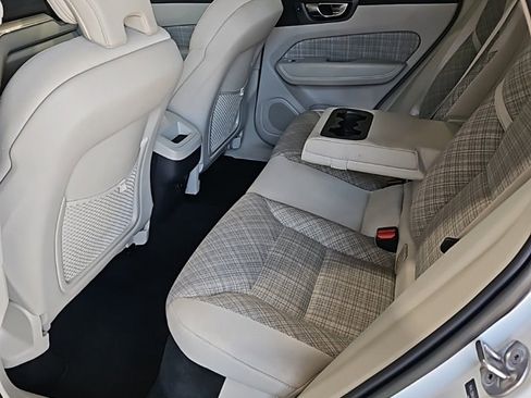 Used 2022 Volvo XC60 B5 Momentum image 23