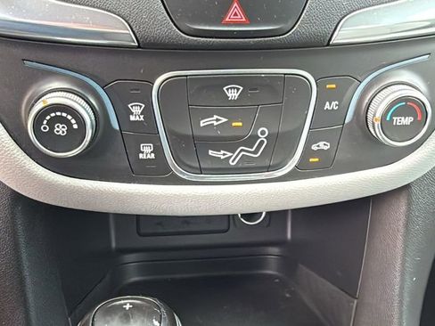 Used 2020 Chevrolet Equinox LS image 34