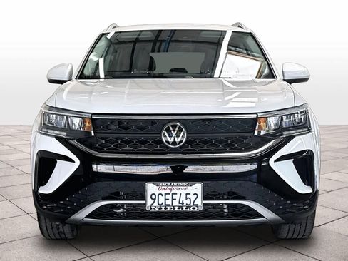 Used 2022 Volkswagen Taos SE FWD image 2