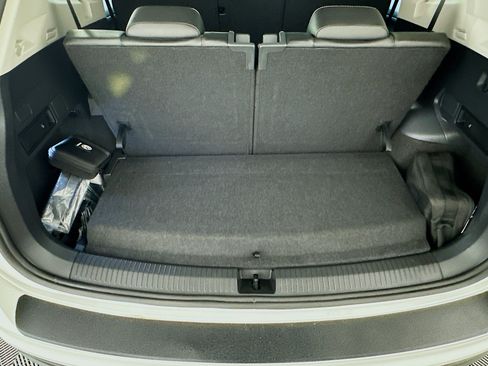 Used 2022 Volkswagen Tiguan SE w/ Panoramic Sunroof Package FWD image 30