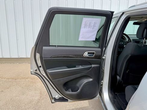 Used 2012 Jeep Grand Cherokee Laredo w/ Laredo E Group AWD/4WD image 15