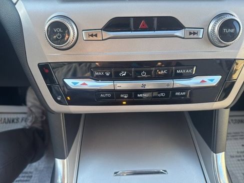 Certified 2024 Ford Explorer XLT w/ Equipment Group 202A image 18