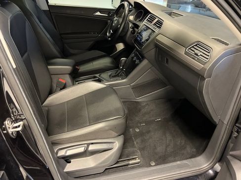 Used 2018 Volkswagen Tiguan SE w/ Panoramic Sunroof Package FWD image 10