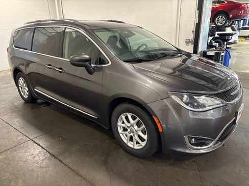 Used 2020 Chrysler Pacifica Touring-L FWD image 3