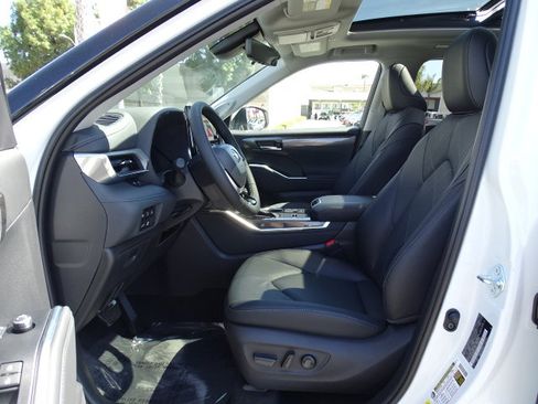 New 2026 Toyota Highlander Platinum AWD/4WD image 10