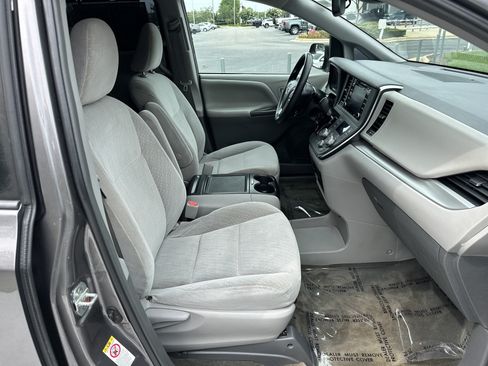 Used 2018 Toyota Sienna LE FWD image 34