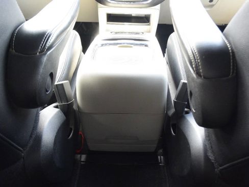 Used 2015 Dodge Grand Caravan SXT image 36