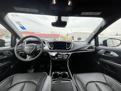Used 2025 Chrysler Pacifica Limited image 35