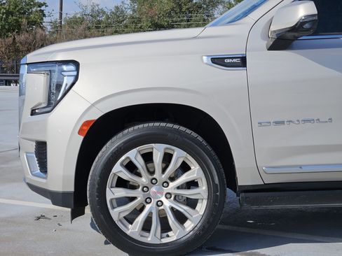 Used 2021 GMC Yukon Denali w/ Denali Premium Package image 12